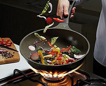 sartén wok con mango