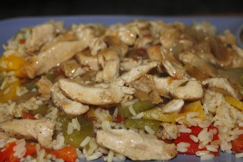 arroz con pollo y verdura