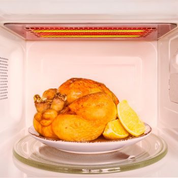 pollo entero dentro de un microondas con grill