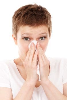 mujer con alergia en la nariz