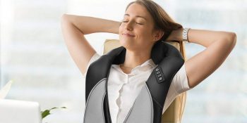 mujer usando masajeador en el cuello y hombros