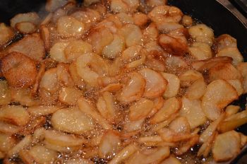 patatas friéndose en aceite
