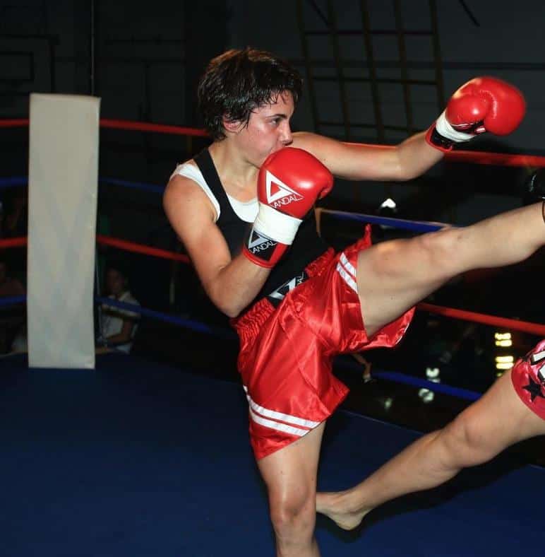 chico con guantes de boxeo en una competición