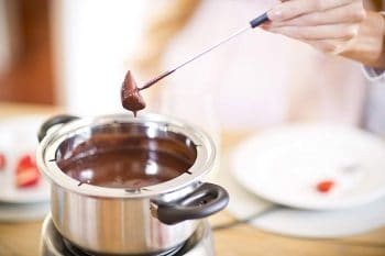 preparando fondue de chocolate