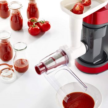 robot de cocina haciendo salsa de tomate